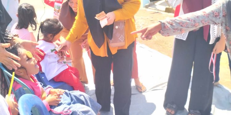 “Tanpa Ragu Berpanas-panasan, Ibu Rohani Turun Langsung Dukung Anak-anak di Lomba 17 Agustus”