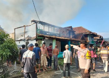 KEBAKARAN HANGUSKAN SATU UNIT RUMAH DI DESA BEDEGUNG – WARGA DAN POLISI BERSAMA PADAMKAN API