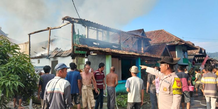KEBAKARAN HANGUSKAN SATU UNIT RUMAH DI DESA BEDEGUNG – WARGA DAN POLISI BERSAMA PADAMKAN API