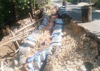 Plengsengan Jalan Kabupaten Malang Bantur Timur Jebol Bahayakan Pengendara Bina Marga Terkesan Lambat