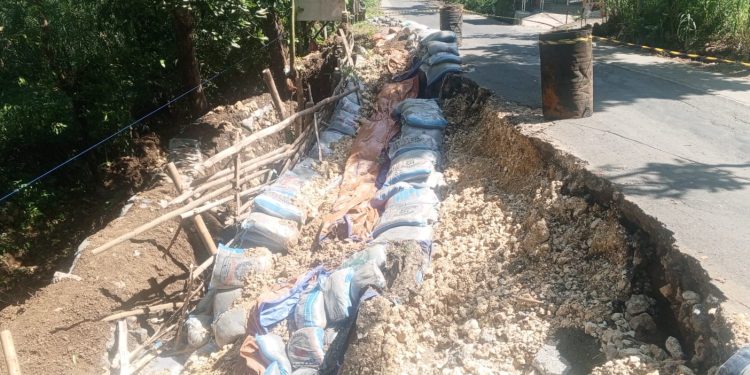Plengsengan Jalan Kabupaten Malang Bantur Timur Jebol Bahayakan Pengendara Bina Marga Terkesan Lambat