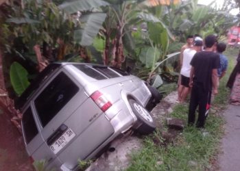 Mobil Terperosok di Turunan Jalan Raya Kelerang Wonosobo, Empat Orang Satu Keluarga Selamat