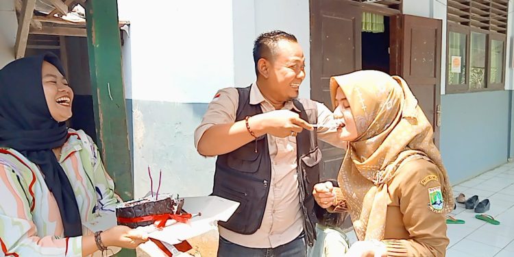 Riona Agustin, S.Pd Rayakan Ulang Tahun ke-39: Inspirasi Perempuan Tangguh di Balik Forwatu Banten, Doa dan Apresiasi Mengalir untuk Sosok Guru yang Tetap Istiqamah Mengabdi bagi Pendidikan dan Masyarakat