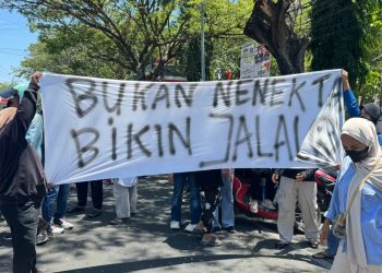 Meresahan Masyarakat Bantaeng, Puluhan Ibu-Ibu Hadapi Demonstrasi Yang Menutup Jalan