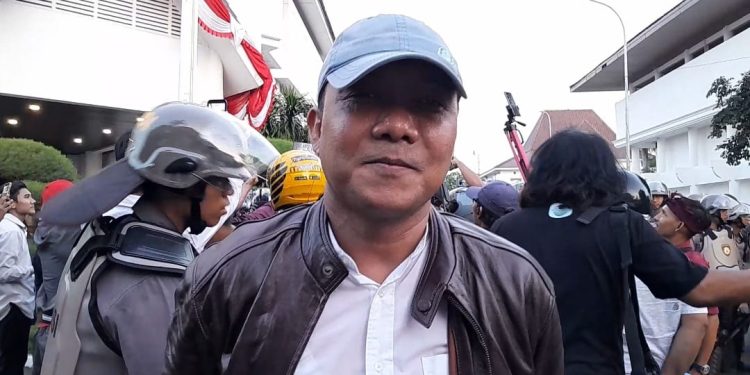 Aksi Damai Ratusan Buruh dan Warga Karawang Geruduk Kantor DPRD, Sampaikan Aspirasi Secara Santun
