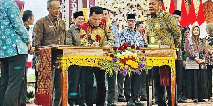 Wabub Empat Lawang, Arifa’i, S.H., menandatangani nota kesepakatan dengan BPS