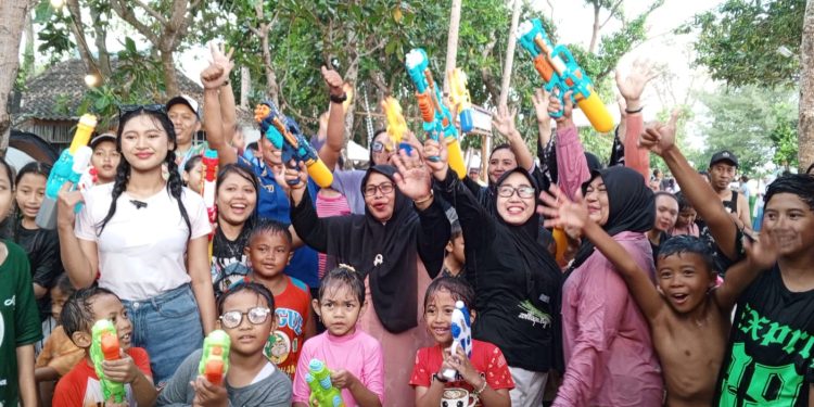Perang Air Penuh Gelak Tawa Peserta Balekambang Camping Festival 2025 Di Pantai Balekambang