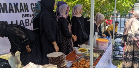 Jumat Berkah Sahabat Alif dan KSSB Kabupaten Lebak: Wujud Nyata Kepedulian Sosial di Depan Masjid Agung Al-Istiqomah Rangkasbitung
