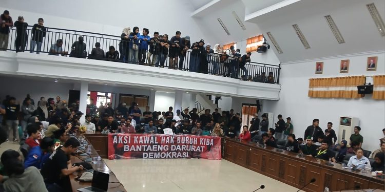 Ratusan Buruh Duduki DPRD Bantaeng, Desak Keadilan dan Bentuk Pansus Sengketa PT Huadi