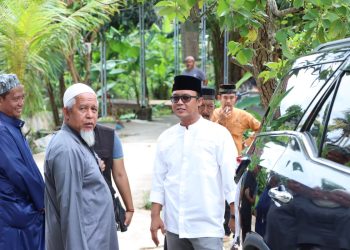 Bupati Lampung Tengah Ardito Wijaya Selesai Sholat Jum’at Langsung Meninjau Kondisi Jalan Jalan Rusak Di Wilayah Bandar Jaya Tmur Dan Bandar Jaya Barat.