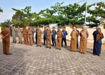 Camat Hepi Tekankan Disiplin Saat Apel Pagi di Negeri Agung