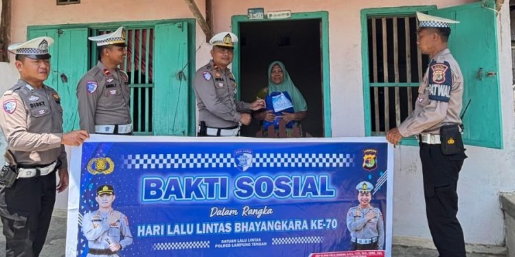 Sambut Hari Lalu Lintas Bhayangkara ke-70, Satlantas Polres Lampung Tengah Salurkan Bansos untuk Warga Membutuhkan