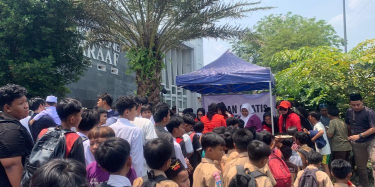 JUM’AT BERKAH SORE HARI! SAHABAT ALIF & KSSD GELAR MAKAN GRATIS DI DEPAN MASJID AGUNG RANGKASBITUNG – SENYUM RAKYAT, SEJUTA BERKAH MENGALIR!