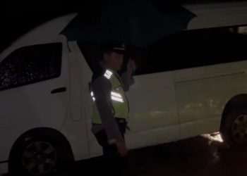 AKP Totok Suprapto SH dan Jajaran Bersama Warga Evakuasi Mobil Rombongan Pasuruan yang Terperosok di Jalan Desa Srigonco