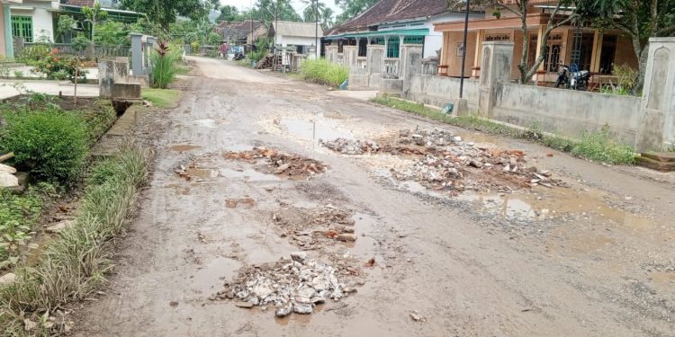 Jalan Alternatif Dusun Balong Jadi Hancur Akibat Perbaikan Jalan Jembatan Balong