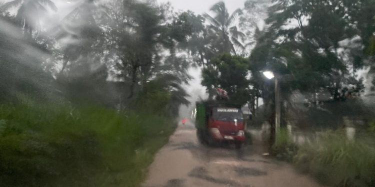 Jalan Alternatif Kabupaten di Balong Jadi Seperti Sungai, Warga Geram Akibat Lambatnya Penanganan Bina Marga