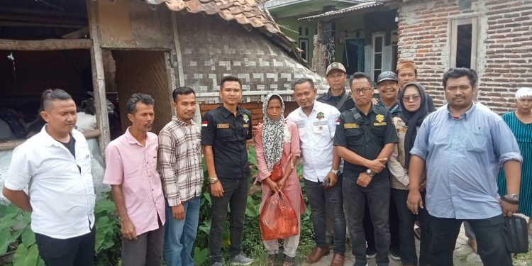 MOMENTUM HARI SANTRI, FORWATU BANTEN & KARANG TARUNA RANGKASBITUNG SALURKAN BANSOS UNTUK WARGA TAK LAYAK HUNI