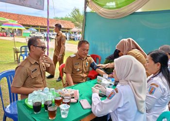 Camat Negeri Agung Hadiri Cek Kesehatan dan Bazar HUT ke-16 SMKN 1 Negeri Agung