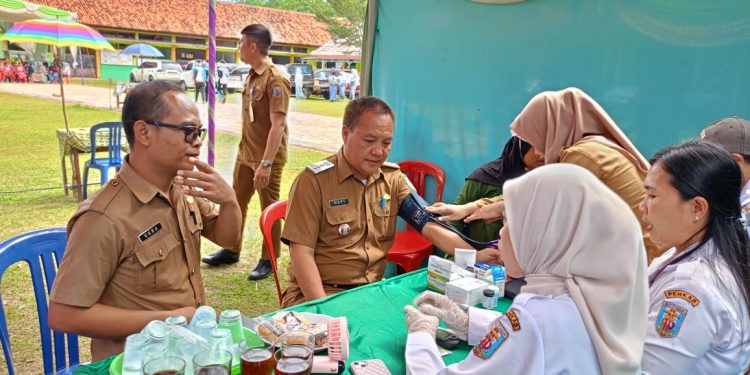 Camat Negeri Agung Hadiri Cek Kesehatan dan Bazar HUT ke-16 SMKN 1 Negeri Agung