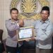 Tabloid Pilar Post Serahkan Sertifikat Penghargaan Kepada Kapolsek Bantur AKP Totok Suprapto, S.H., M.H. Sebagai Pelayanan Terbaik 2025
