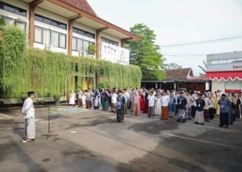 ASN Trenggalek Kompak Kenakan Busana Muslim di Hari Santri 2025