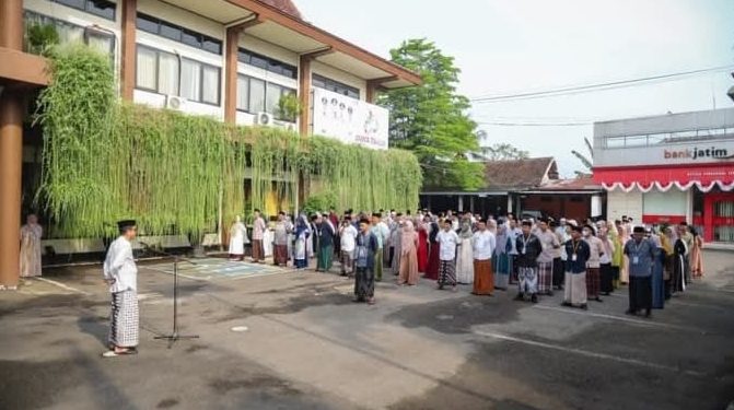 ASN Trenggalek Kompak Kenakan Busana Muslim di Hari Santri 2025