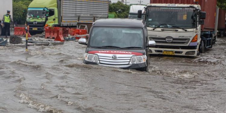 Banjir Kembali Rendam Kota Semarang, Beberapa Ruas Jalan Lumpuh Total