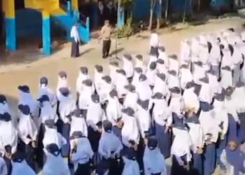 Kapolsek Bantur AKP Totok Suprapto,S.H Sebagai Pembina Upacara Di MA/MTS Al Islam Desa Wonokerto