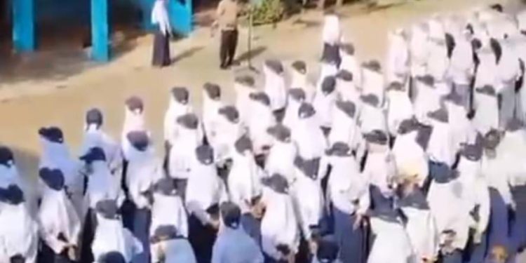 Kapolsek Bantur AKP Totok Suprapto,S.H Sebagai Pembina Upacara Di MA/MTS Al Islam Desa Wonokerto