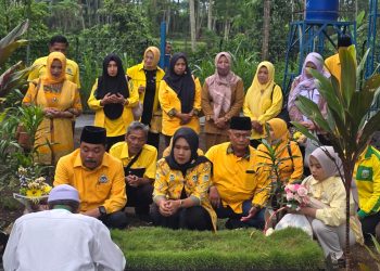 Ketua DPD Golkar Yang Baru Sudarman, S.Pd Dan Pengurus Di HUT Ke 61 Golar Ziarah Ke Makam Sesepuh Golkar