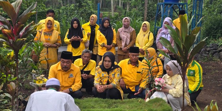 Ketua DPD Golkar Yang Baru Sudarman, S.Pd Dan Pengurus Di HUT Ke 61 Golar Ziarah Ke Makam Sesepuh Golkar