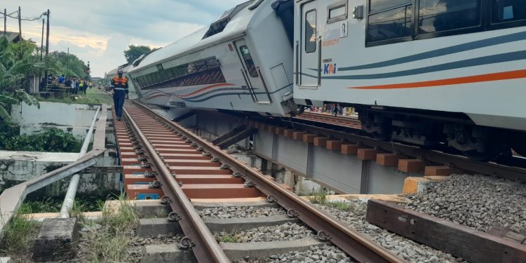 KA Purwojaya Anjlok di Stasiun Kedunggedeh Bekasi, Seluruh Penumpang Selamat