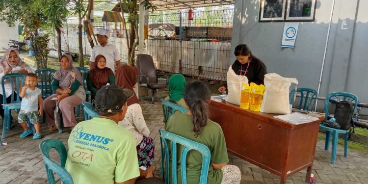 Pembagian Bansos Beras dan BLT di Kelurahan Kandangan Surabaya Barat Berjalan Dua Gelombang