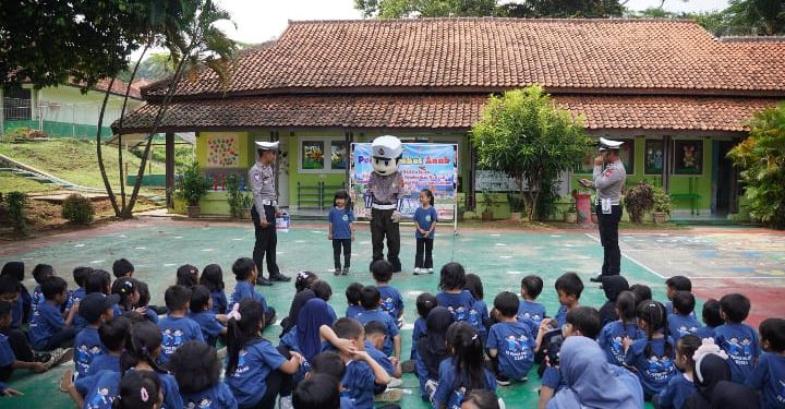 Polisi Sahabat Anak Satlantas Polres Karawang Hadirkan Keceriaan di TK Pupuk Kujang
