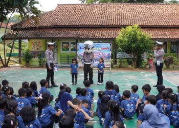 Polisi Sahabat Anak Satlantas Polres Karawang Hadirkan Keceriaan di TK Pupuk Kujang