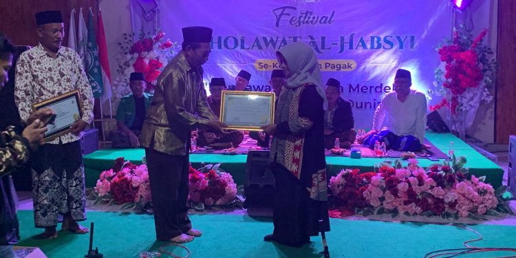 Bayu Jatmiko,S.STP Camat Bantur Terima Sertifikat Penghargaan Tabloid Pilar Post Sebagai Camat Terbaik Tranparansi Pelayanan Publik