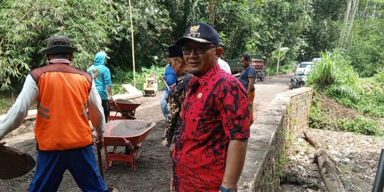 Bayu Jatmiko,S.STP Camat Bantur Terima Sertifikat Penghargaan Tabloid Pilar Post Sebagai Camat Terbaik Tranparansi Pelayanan Publik