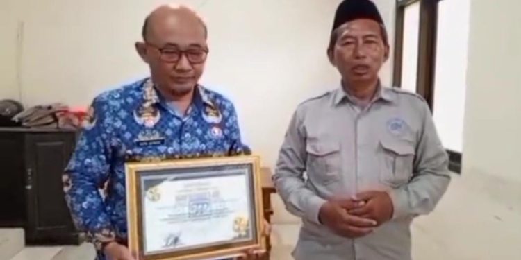 Bayu Jatmiko,S.STP Camat Bantur Terima Sertifikat Penghargaan Tabloid Pilar Post Sebagai Camat Terbaik Tranparansi Pelayanan Publik