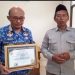 Bayu Jatmiko,S.STP Camat Bantur Terima Sertifikat Penghargaan Tabloid Pilar Post Sebagai Camat Terbaik Tranparansi Pelayanan Publik
