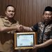 Nanang Kosim Kades Muda Desa Bantur Mendapat Penghargaan Sebagai Katagori Pelayanan Publik Terbaik Tahun 2025 Dari Media