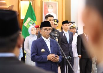 Gubernur Andra Soni Tekankan Responsivitas dan Integritas saat Lantik 23 Pejabat Pimpinan Tinggi Pratama