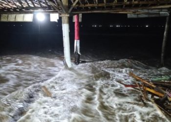 Gelombang Tinggi Terjang Pantai Bagedur, Sejumlah Warung Rusak Diterjang Ombak
