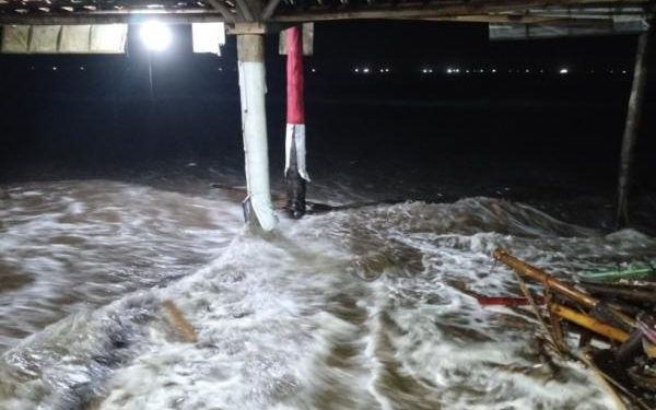 Gelombang Tinggi Terjang Pantai Bagedur, Sejumlah Warung Rusak Diterjang Ombak