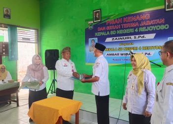 Suasana Haru Warnai Perpisahan Kepala Sekolah SDN 4 Rejoyoso