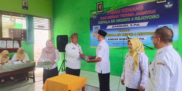Suasana Haru Warnai Perpisahan Kepala Sekolah SDN 4 Rejoyoso