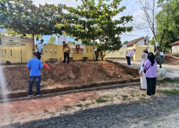 Camat Negeri Agung Pimpin Kegiatan Rutin Jumat Bersih, Tekankan Pentingnya Lingkungan Kerja yang Nyaman