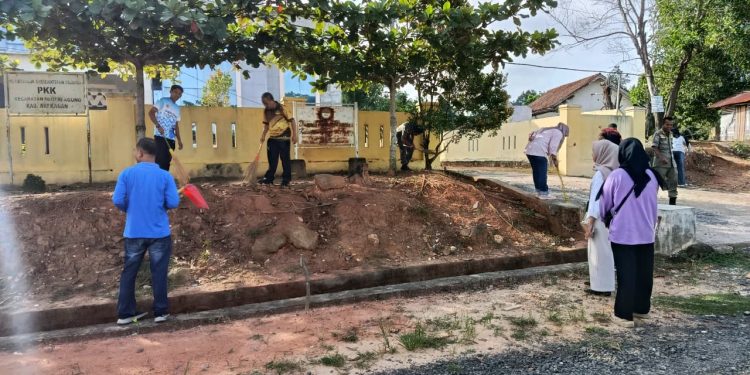 Camat Negeri Agung Pimpin Kegiatan Rutin Jumat Bersih, Tekankan Pentingnya Lingkungan Kerja yang Nyaman