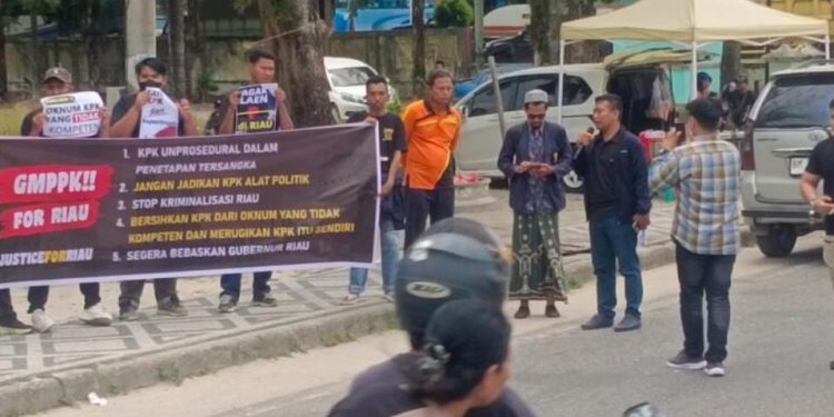 Protes di Pelalawan: Aksi Warga Soroti Dugaan Ketidaktransparanan OTT Gubernur Riau