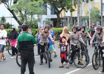 Polwan Polres Karawang Berikan Rasa Aman Saat Car Free Day