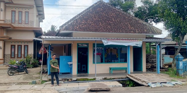 Pemilik Warung Sederhana Resah Berharap Konsorsium Jakon Sarana Modern,Jo Segera Selesaikan Drainase Dan Jalan